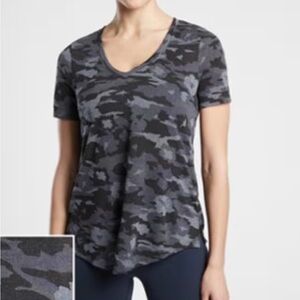 Athleta Gray Charcoal Camo Breezy Scoop Vee Neck Short Sleeve Tee Shirt M